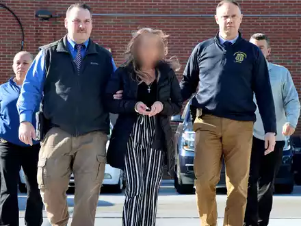 Die Stiefmutter kam auf Kaution wieder frei. - Foto: -/Waterbury Police Department/AP/dpa
