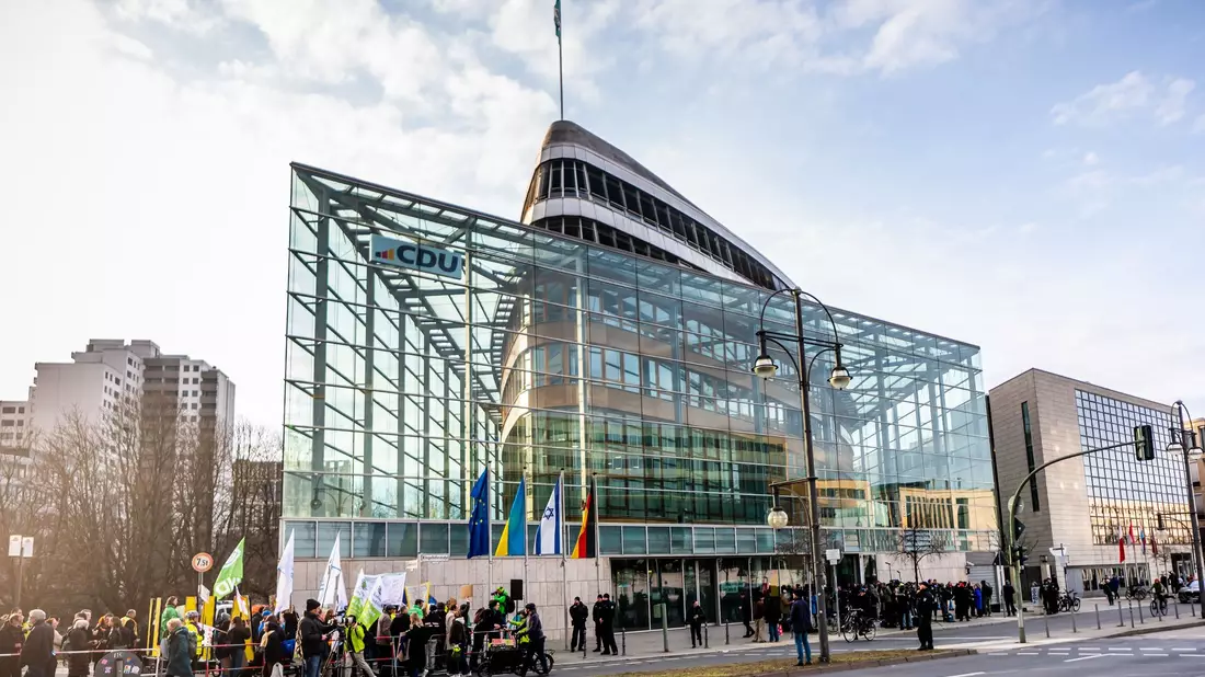 Der Wegweiser in der CDU-Zentrale (Konrad-Adenauer-Haus), wo die erste Runde der Koalitionsverhandlungen von Union und SPD stattfindet (Archivfoto) - Bild: Michael Kappeler/dpa