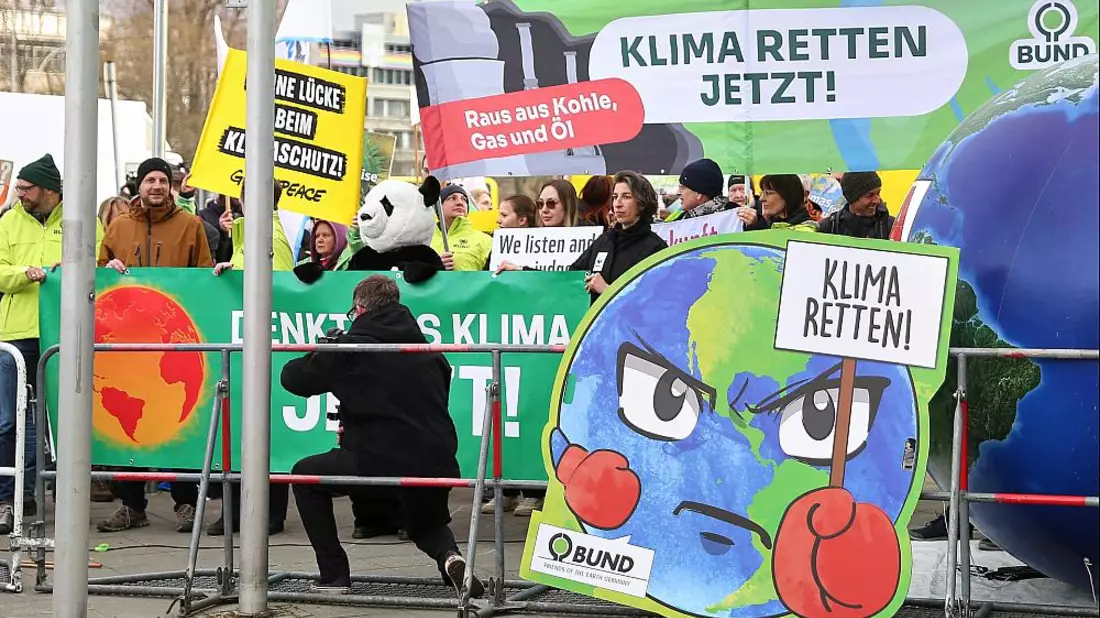 Demonstranten protestieren für Klimaschutz (Archiv) - Bild: über dts Nachrichtenagentur