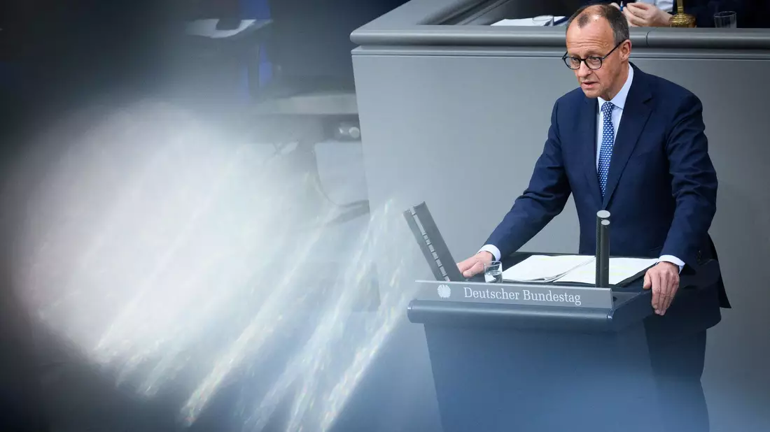 Merz warb im Bundestag für das Gesetz, das Grundlage seiner Koalition sein soll. - Bild: Bernd von Jutrczenka/dpa