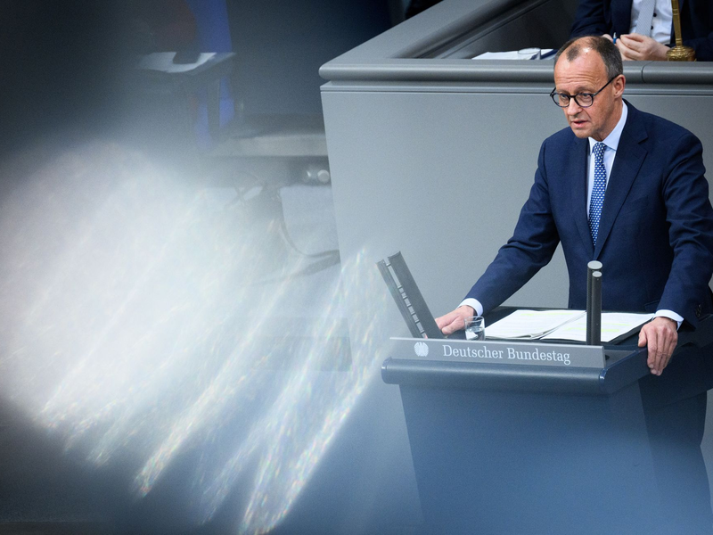 Bundestag - Sondersitzung zur Grundgesetzänderung - Foto: Bernd von Jutrczenka/dpa