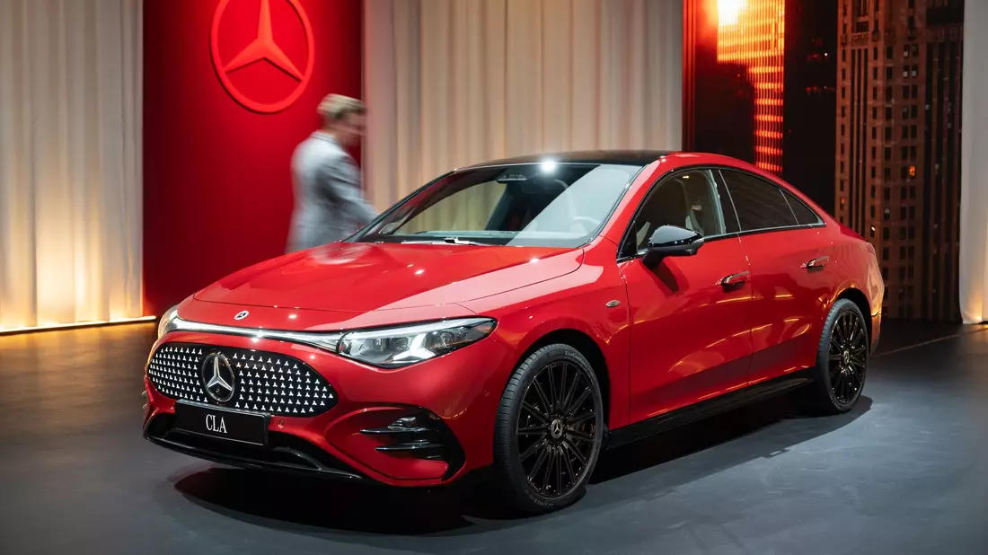 Mercedes-Chef zum CLA: «Over the air erreichbar.» - Bild: Marijan Murat/dpa
