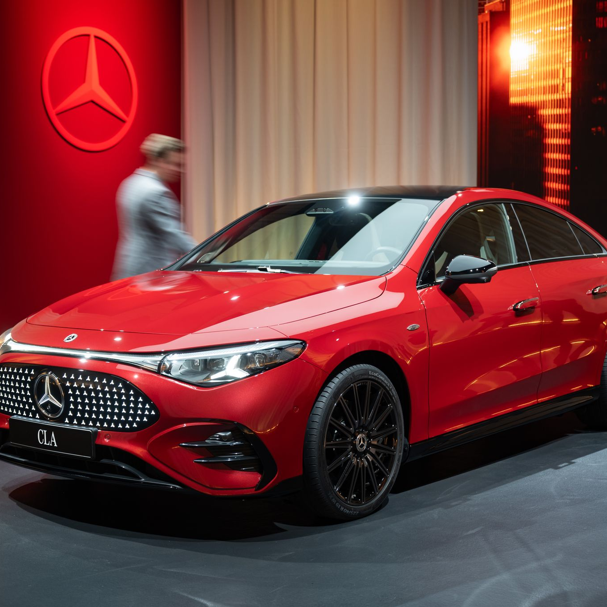 Mercedes-Chef zum CLA: «Over the air erreichbar.» - Foto: Marijan Murat/dpa