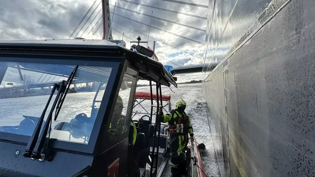 FW-NE: Feuer im Maschinenraum eines Binnenschiffes | Ein Besatzungsmitglied verletzt - Bild: presseportal.de