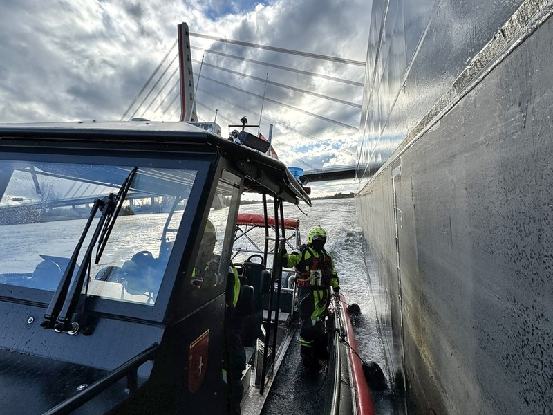 FW-NE: Feuer im Maschinenraum eines Binnenschiffes | Ein Besatzungsmitglied verletzt - Foto: presseportal.de