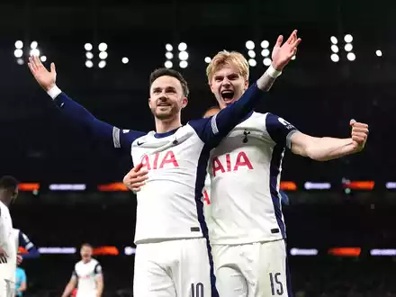 Bereit für Frankfurt: James Maddison (l) trifft für Tottenham im Achtelfinale gegen AZ Alkmaar.  - Foto: Ben Whitley/PA Wire/dpa