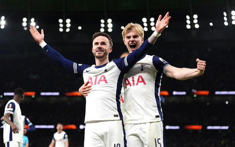 Bereit für Frankfurt: James Maddison (l) trifft für Tottenham im Achtelfinale gegen AZ Alkmaar.  - Foto: Ben Whitley/PA Wire/dpa