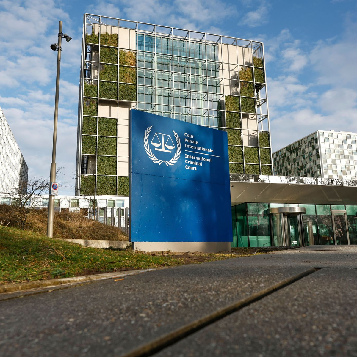 Duterte wird zwei Tage nach seiner Ankunft in Den Haag erstmals vor den Richtern erscheinen. - Foto: Omar Havana/AP/dpa