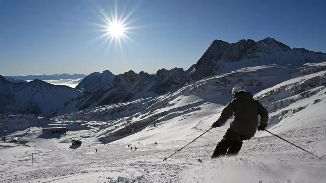 Wintersportler genießen in der sich dem Ende zuneigenden Saison Sonnenschein und blauen Himmel. (Archivbild) - Bild: Angelika Warmuth/dpa