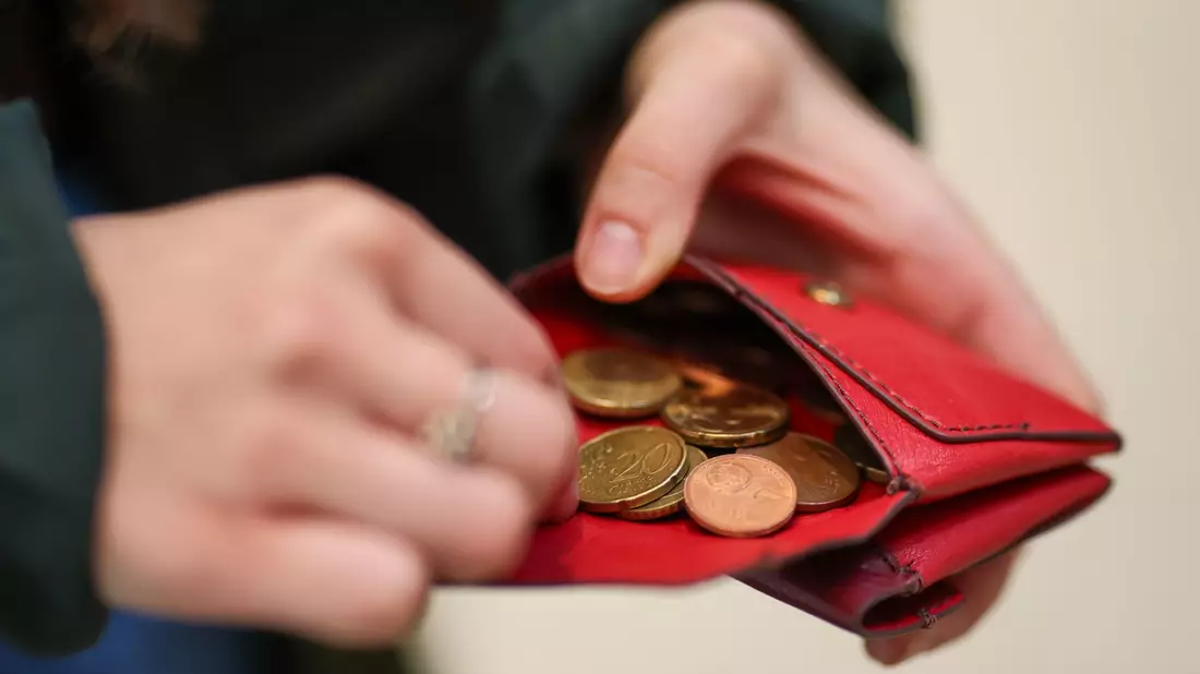 Höhere Inflationsraten schmälern die Kaufkraft der Menschen. (Symbolbild) - Bild: Jan Woitas/dpa