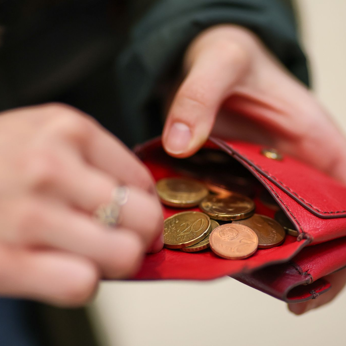 Höhere Inflationsraten schmälern die Kaufkraft der Menschen. (Symbolbild) - Foto: Jan Woitas/dpa
