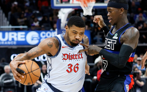 Dennis Schröder (r.) kam auf elf Punkte. - Foto: Duane Burleson/AP/dpa