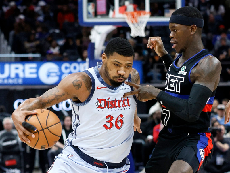Dennis Schröder (r.) kam auf elf Punkte. - Foto: Duane Burleson/AP/dpa