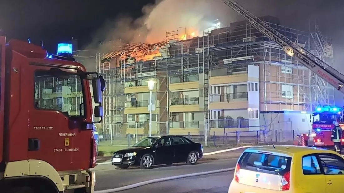 POL-CUX: Großbrand in einem Mehrfamilienhaus in Cuxhaven - Alle Anwohner evakuiert, glücklicherweise keine Personenschäden (Foto im Anhang) - Bild: presseportal.de