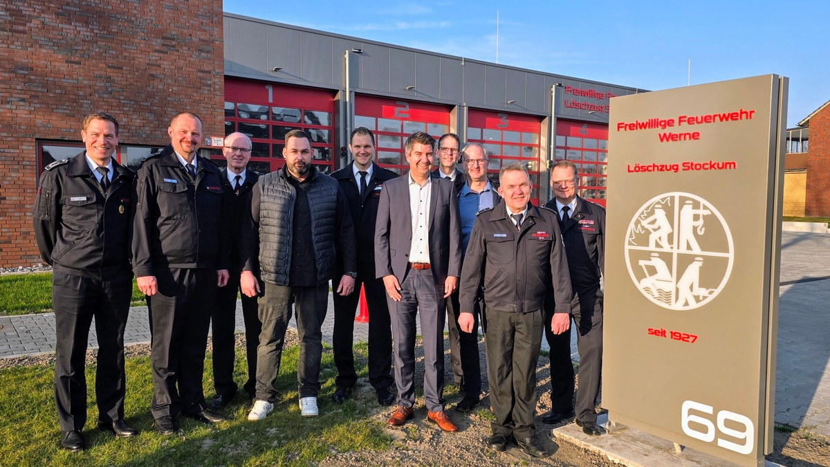 FW-WRN: Dank an RWE Generation SE für die Übernahme der Stele am neuen Feuerwehrgerätehaus in Stockum - Foto: presseportal.de