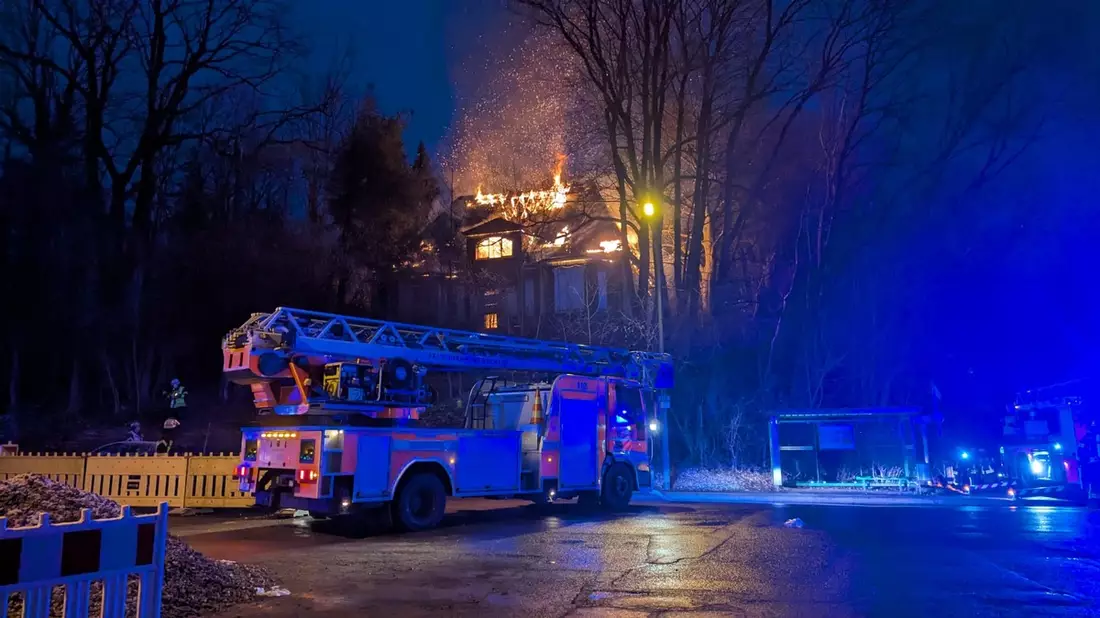 FW-RS: Brand in leerstehender Villa auf der Lenneper Straße - Bild: presseportal.de