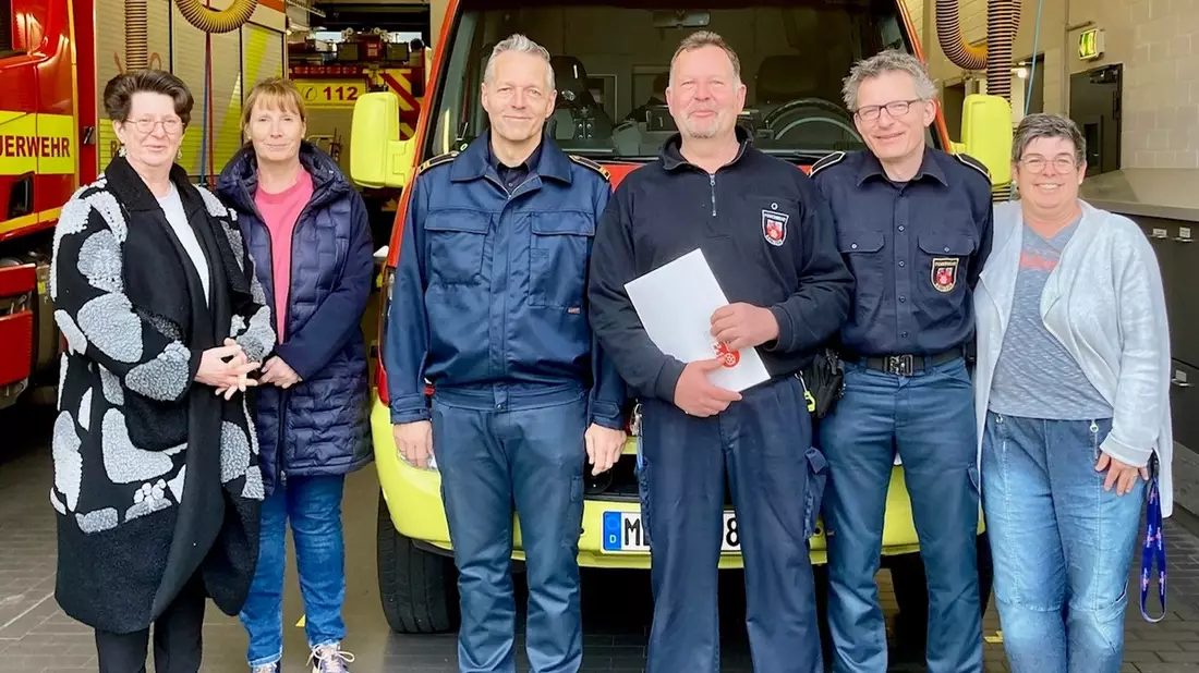 FW Ratingen: Überraschung geglückt - Beförderung bei Dienstantritt - Bild: presseportal.de