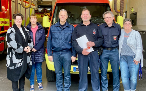 FW Ratingen: Überraschung geglückt - Beförderung bei Dienstantritt - Foto: presseportal.de