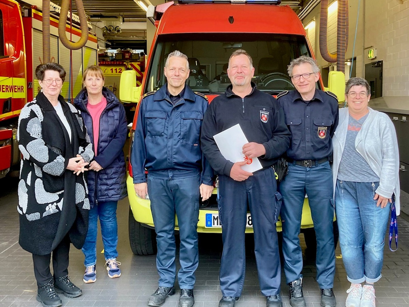 FW Ratingen: Überraschung geglückt - Beförderung bei Dienstantritt - Foto: presseportal.de