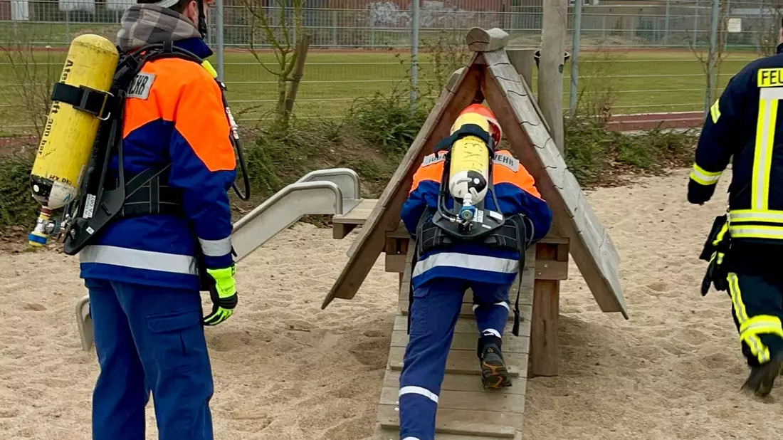 FW Hünxe: Jugendfeuerwehrleitung im Amt bestätigt - Jugendliche trainieren im Hindernisparcours - Bild: presseportal.de