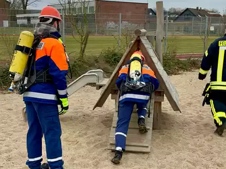FW Hünxe: Jugendfeuerwehrleitung im Amt bestätigt - Jugendliche trainieren im Hindernisparcours - Foto: presseportal.de