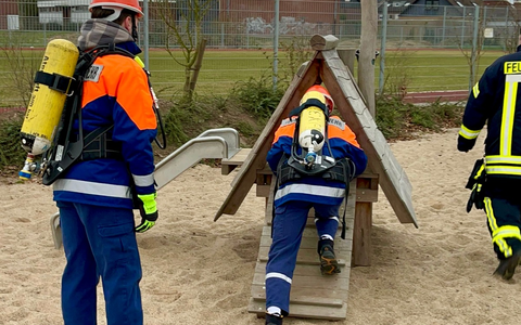 FW Hünxe: Jugendfeuerwehrleitung im Amt bestätigt - Jugendliche trainieren im Hindernisparcours - Foto: presseportal.de
