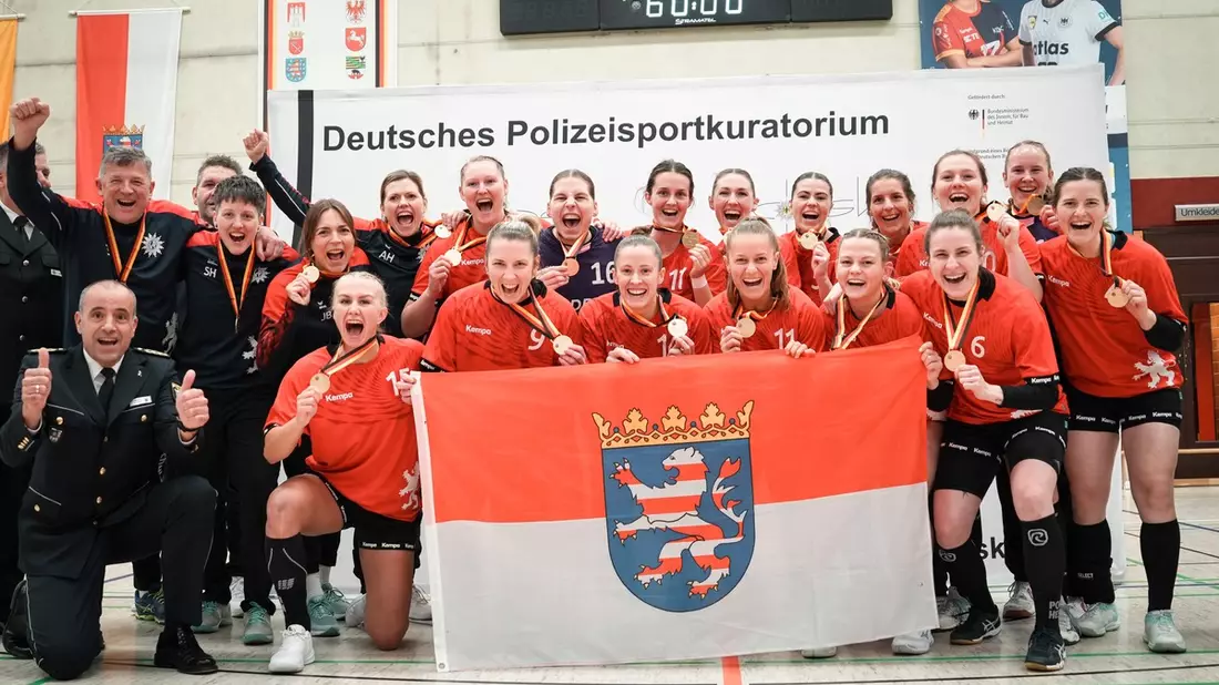 POL-DA: Bensheim: Innenminister gratuliert Polizistinnen zum Gewinn der Deutschen Polizeimeisterschaften im Handball / Hessen holt zum 5. Mal hintereinander den Titel - Bild: presseportal.de