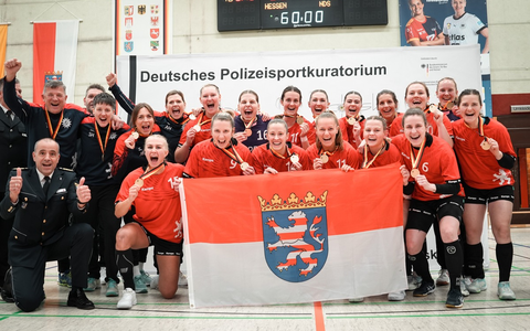 POL-DA: Bensheim: Innenminister gratuliert Polizistinnen zum Gewinn der Deutschen Polizeimeisterschaften im Handball / Hessen holt zum 5. Mal hintereinander den Titel - Foto: presseportal.de