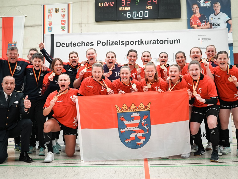 POL-DA: Bensheim: Innenminister gratuliert Polizistinnen zum Gewinn der Deutschen Polizeimeisterschaften im Handball / Hessen holt zum 5. Mal hintereinander den Titel - Foto: presseportal.de
