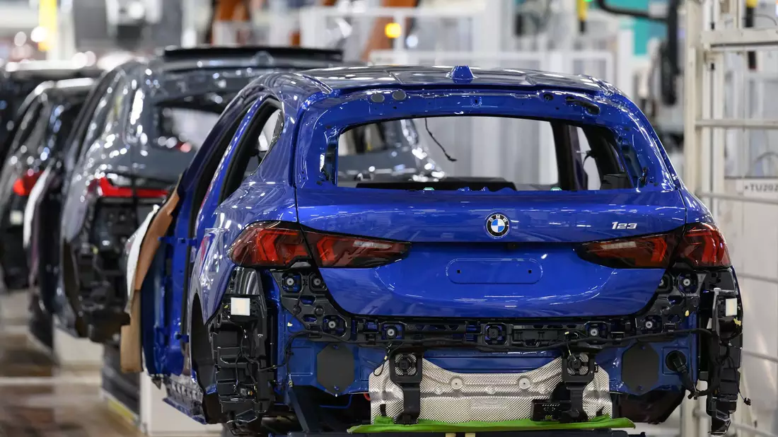 Fahrzeuge werden auf einer Linie im BMW-Werk Leipzig montiert. - Bild: Hendrik Schmidt/dpa