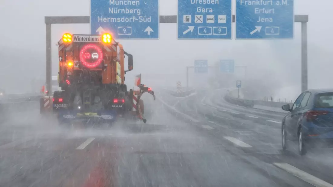 Schneefall und Schneeregen könnten auch am Wochenende hier und da noch fallen. - Bild: Jan Woitas/dpa