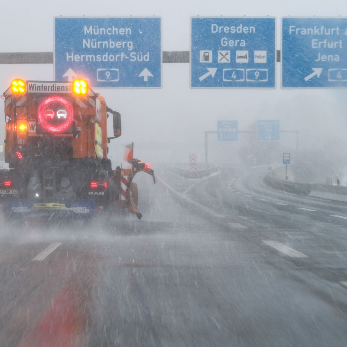 Schneefall und Schneeregen könnten auch am Wochenende hier und da noch fallen. - Foto: Jan Woitas/dpa