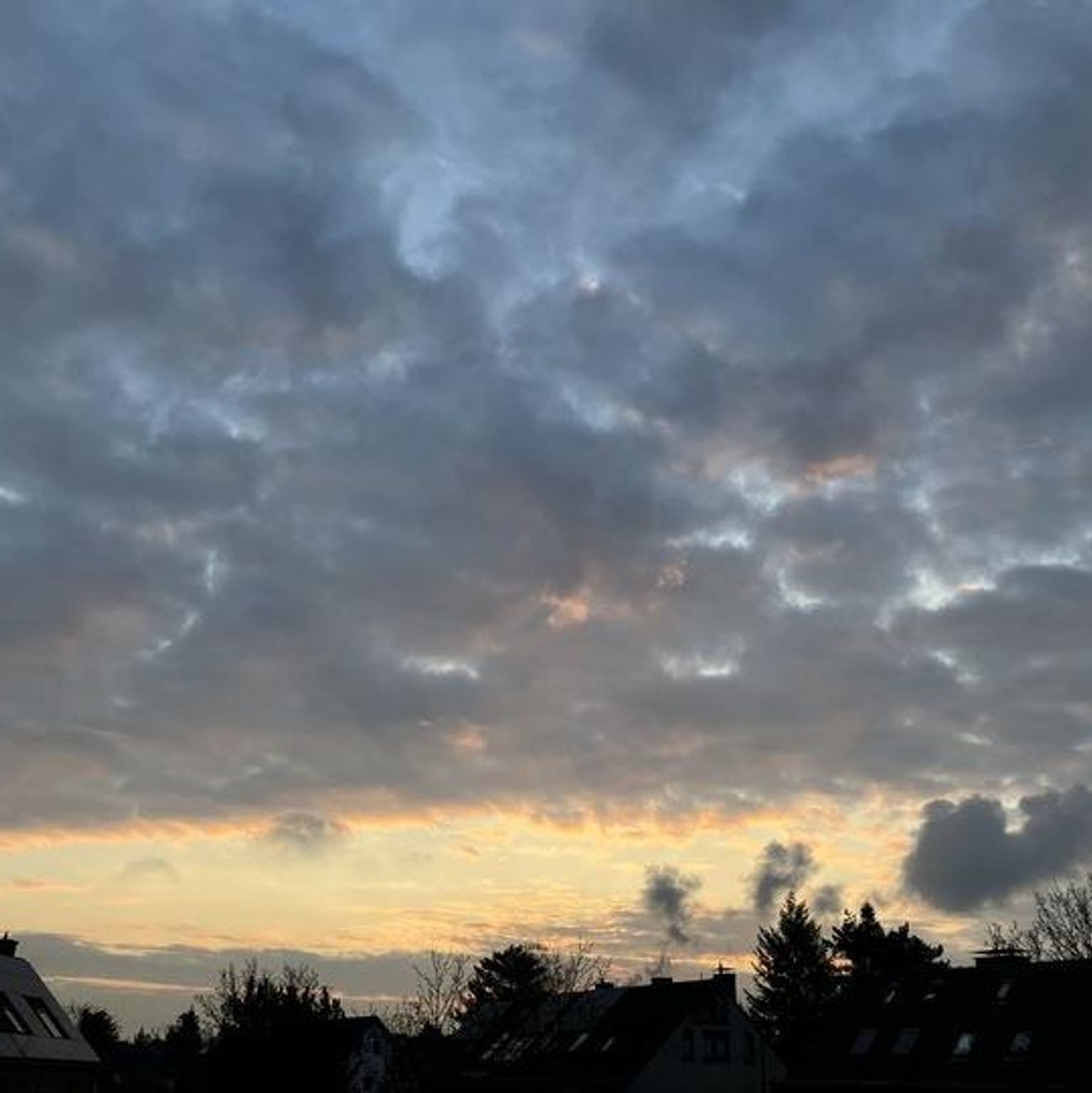 Es bleibt am Wochenende eher kühl. - Foto: Volker Danisch/dpa