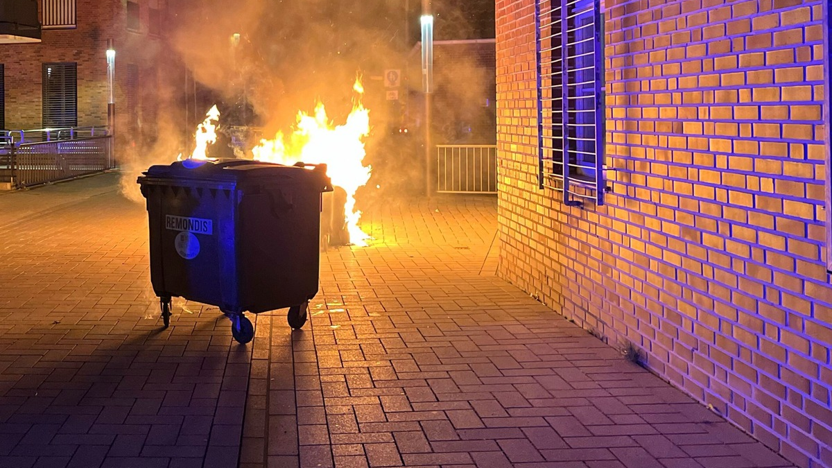 POL-COE: Coesfeld, Innenstadt/ Nachtragsmeldung: Brand mehrerer Müllcontainer - Foto: presseportal.de