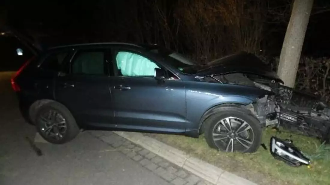 POL-CUX: Verkehrsunfall in Wehdel - Fahrzeugführerin kommt aufgrund von Sekundenschlaf von der Fahrbahn ab und verletzt sich schwer (Foto im Anhang) - Bild: presseportal.de