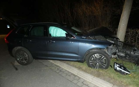 POL-CUX: Verkehrsunfall in Wehdel - Fahrzeugführerin kommt aufgrund von Sekundenschlaf von der Fahrbahn ab und verletzt sich schwer (Foto im Anhang) - Foto: presseportal.de