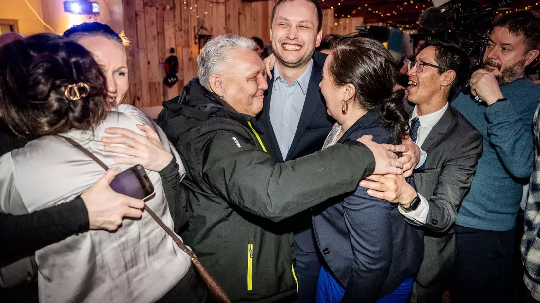 Die sozialliberale Partei Demokraatit um ihren Vorsitzenden Jens-Frederik Nielsen (Mitte) hat die Parlamentswahl auf Grönland gewonnen. - Bild: Mads Claus Rasmussen/Ritzau Scanpix Foto/AP/dpa