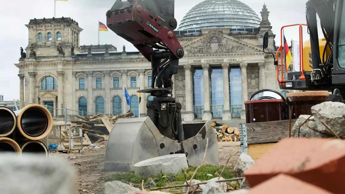 Nicht nur im wörtlichen, sondern auch im übertragenen Sinne gibt es beim Bundestag gerade einige Baustellen. - Bild: Joerg Carstensen/dpa