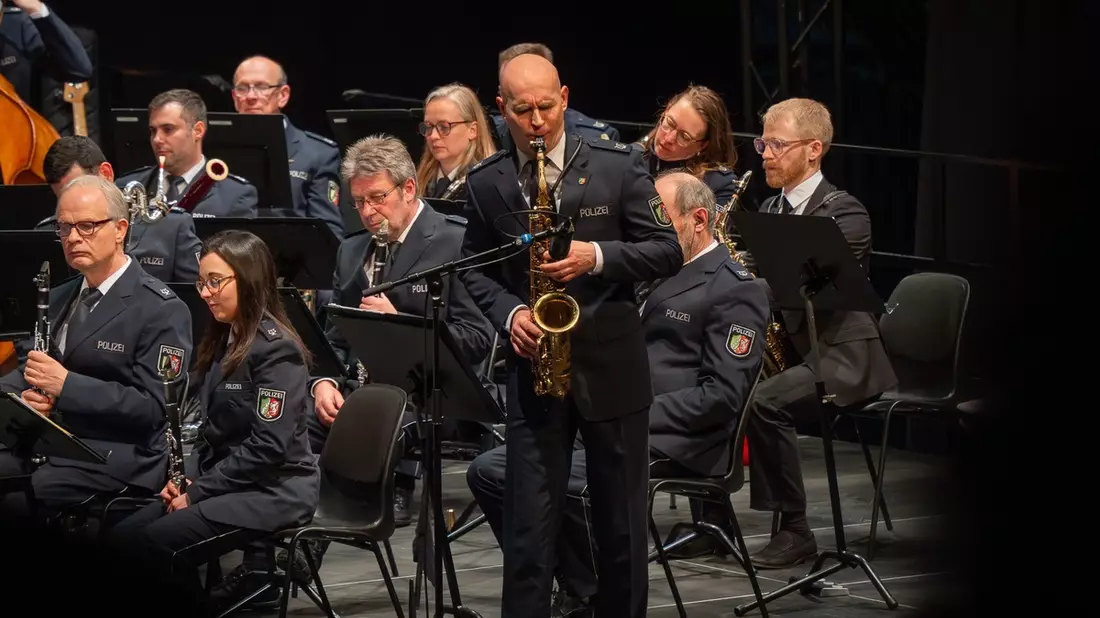 POL-WES: Moers - Das Landespolizeiorchester NRW spielte am Donnerstagabend (13.03.) Film- und TV-Melodien in der enni.eventhalle in Moers. - Bild: presseportal.de