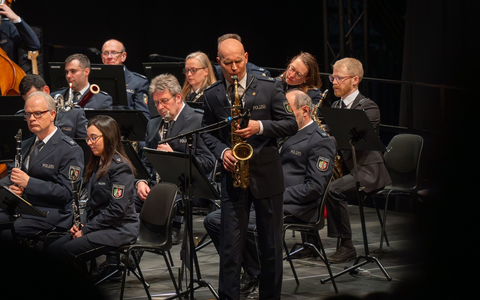 POL-WES: Moers - Das Landespolizeiorchester NRW spielte am Donnerstagabend (13.03.) Film- und TV-Melodien in der enni.eventhalle in Moers. - Foto: presseportal.de