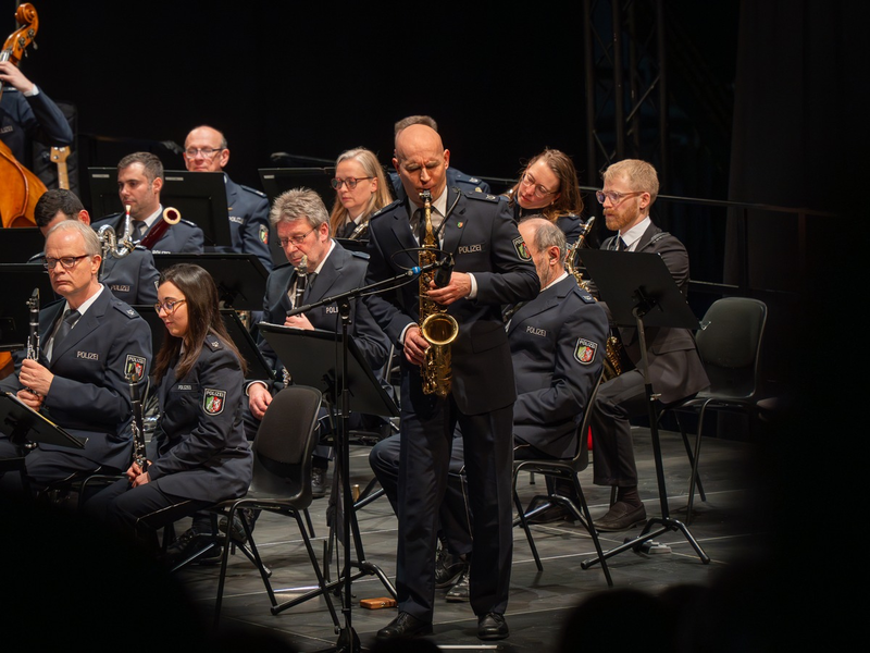 POL-WES: Moers - Das Landespolizeiorchester NRW spielte am Donnerstagabend (13.03.) Film- und TV-Melodien in der enni.eventhalle in Moers. - Foto: presseportal.de