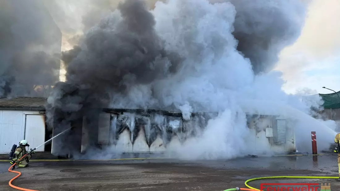 FW-RE: Brand in Heizkraftwerk am Freitagmorgen - keine Verletzten - massive Rauchsäule über Recklinghausen - Bild: presseportal.de
