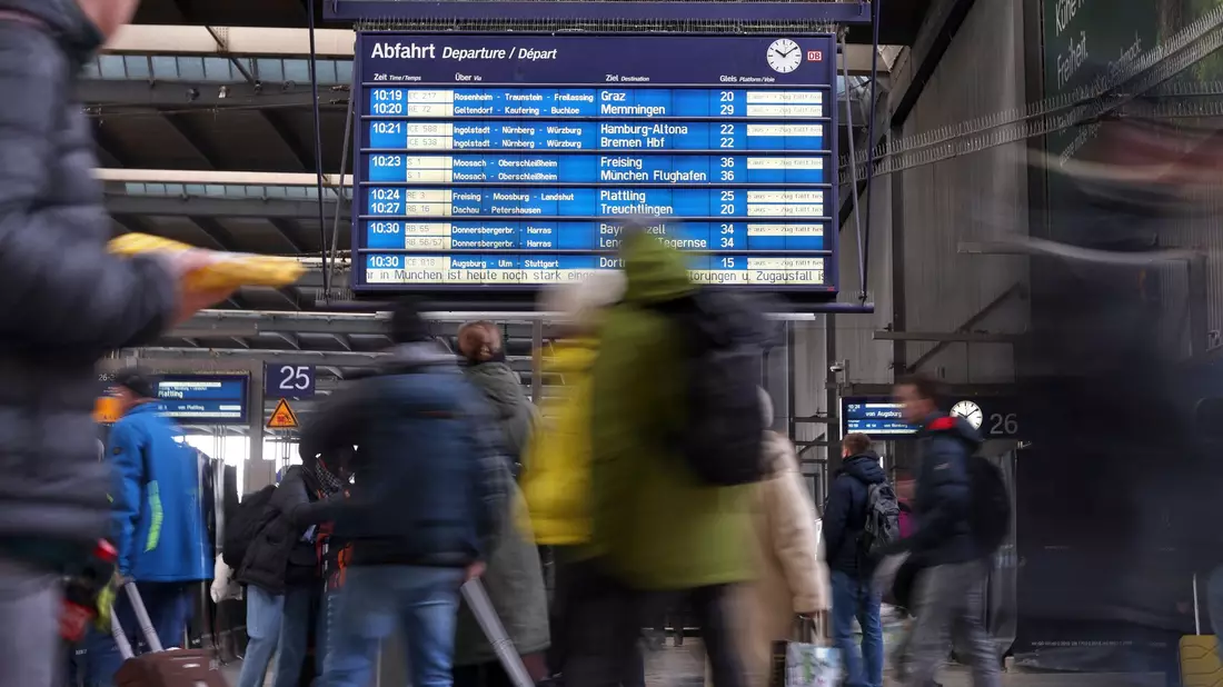 Bahnfahrten bleiben bis auf weiteres häufig eine stressige Angelegenheit. (Archivbild) - Bild: Karl-Josef Hildenbrand/dpa