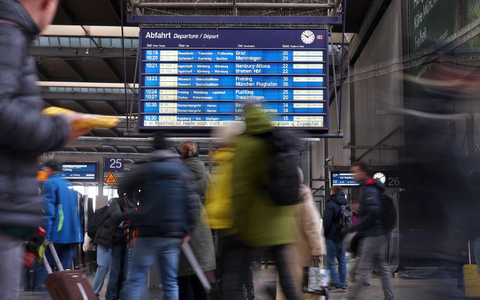 Bahnfahrten bleiben bis auf weiteres häufig eine stressige Angelegenheit. (Archivbild) - Foto: Karl-Josef Hildenbrand/dpa