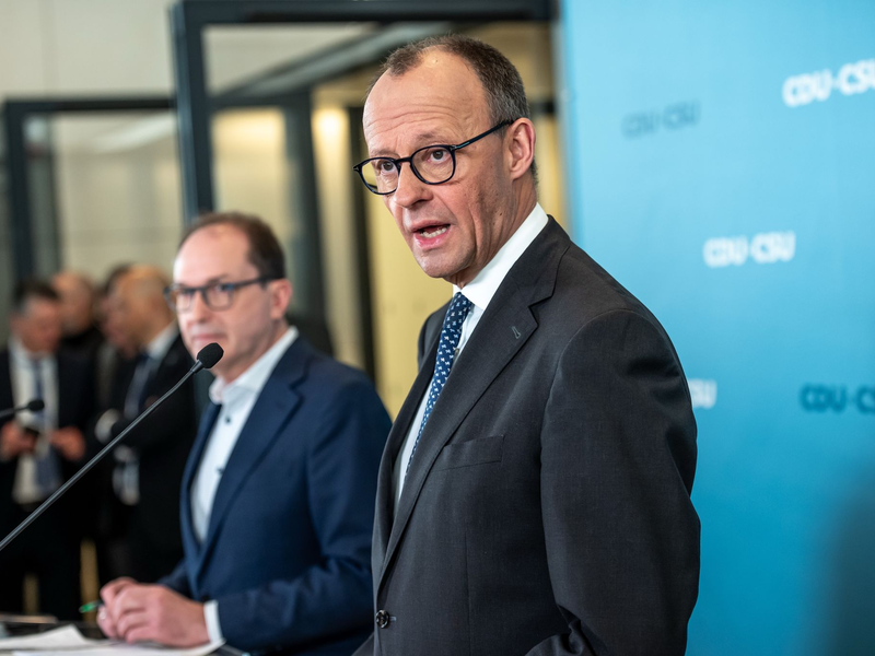 Merz ist zufrieden mit dem ausgehandelten Kompromiss - doch für Union und SPD wird es damit nicht unbedingt leichter.  - Foto: Michael Kappeler/dpa