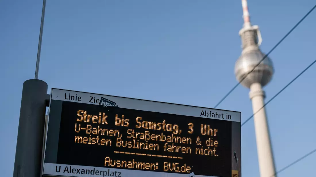 Verdi ruft zum nächsten Warnstreik bei der BVG auf. (Archivbild) - Bild: Carsten Koall/dpa