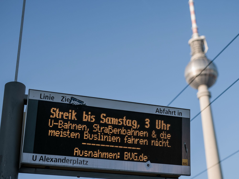 Verdi ruft zum nächsten Warnstreik bei der BVG auf. (Archivbild) - Foto: Carsten Koall/dpa