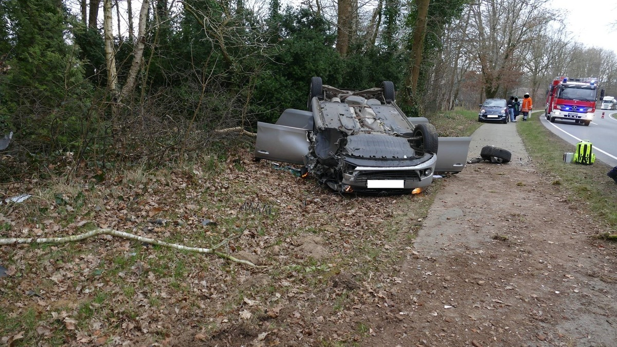 POL-CUX: Verkehrsunfall auf der Bundesstraße 495 zwischen Hemmoor und Lamstedt - 75-jähriger Fahrzeugführer erleidet tödliche Verletzungen - 95-jährige Beifahrerin lebensgefährlich verletzt (Foto im Anhang) - Foto: presseportal.de