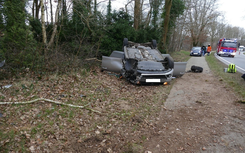 POL-CUX: Verkehrsunfall auf der Bundesstraße 495 zwischen Hemmoor und Lamstedt - 75-jähriger Fahrzeugführer erleidet tödliche Verletzungen - 95-jährige Beifahrerin lebensgefährlich verletzt (Foto im Anhang) - Foto: presseportal.de