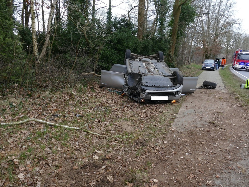 POL-CUX: Verkehrsunfall auf der Bundesstraße 495 zwischen Hemmoor und Lamstedt - 75-jähriger Fahrzeugführer erleidet tödliche Verletzungen - 95-jährige Beifahrerin lebensgefährlich verletzt (Foto im Anhang) - Foto: presseportal.de